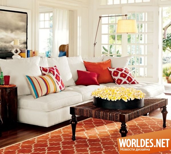 дизайн интерьеров, дизайн диванов, светлые диваны, белые диваны с яркими подушками, светлые диваны с яркими аксессуарами