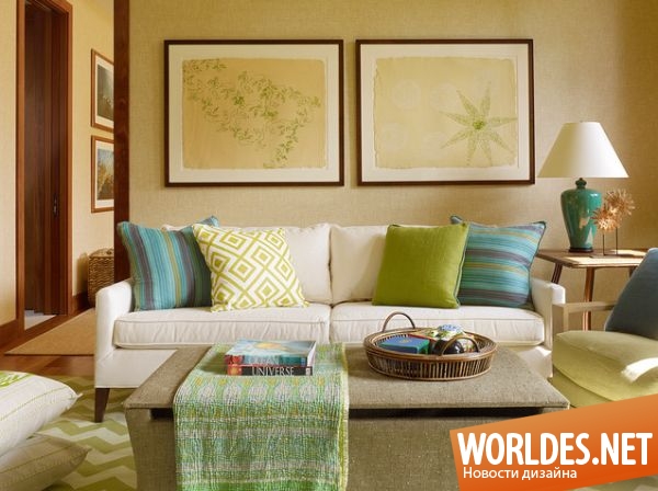 дизайн интерьеров, дизайн диванов, светлые диваны, белые диваны с яркими подушками, светлые диваны с яркими аксессуарами